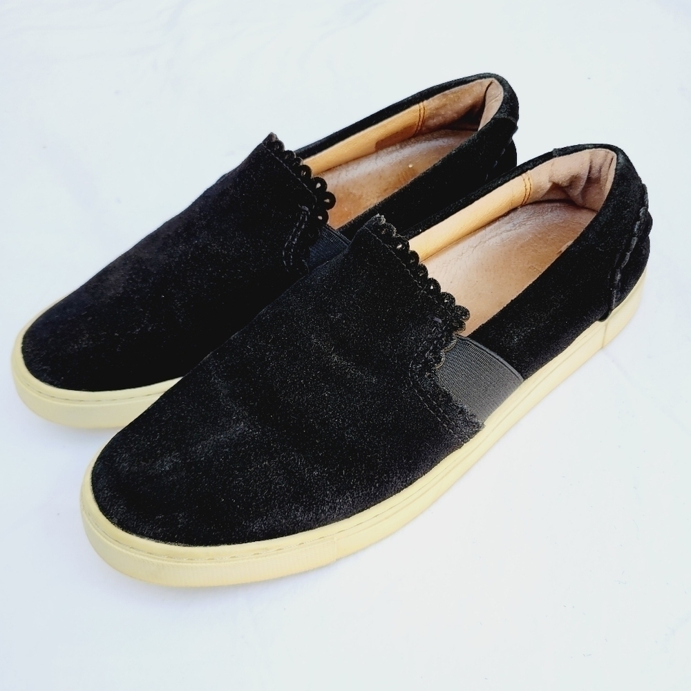 FRYE Women's Black Suede Ivy Scallop Slip-on Shoe - size 7
